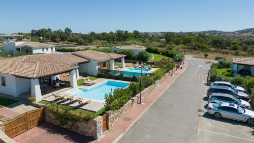 Vista ariale di una villa con auto parcheggiate in un parcheggio di Capannizza Villas a Budoni