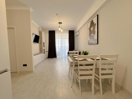 uma sala de jantar e sala de estar com mesa e cadeiras em OASIS, Charming 1BD apartment with living room em Chişinău