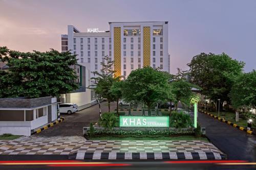 een weergave van een klas hotel in een stad bij KHAS Semarang Hotel in Semarang