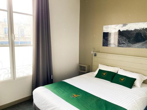 - une chambre avec un lit et 2 oreillers verts dans l'établissement Colette Hôtel, à Niort