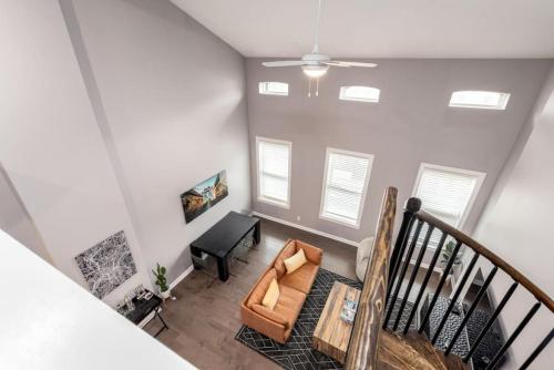 un soggiorno con scala e pianoforte di Soaring 2-Bedroom Parkside Loft Walkable to it All a Cincinnati