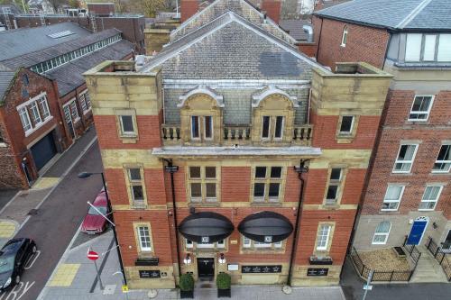 - une vue aérienne sur un vieux bâtiment en briques avec un balcon dans l'établissement The Old Post Office Warrington by Deuce Hotels, à Warrington