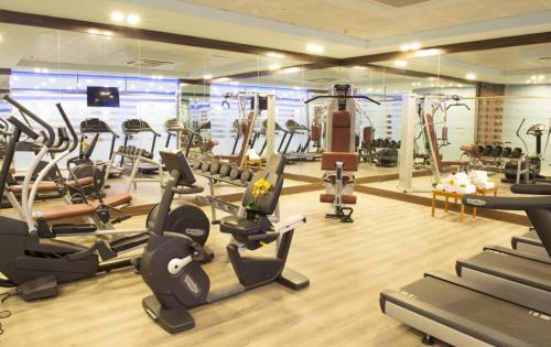 een fitnessruimte met loopbanden en crosstrainers bij Mariana Hotel Erbil in Erbil