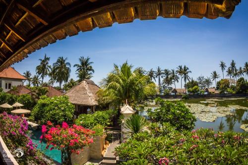 - Vistas a la piscina del complejo en Rama Shinta Hotel Candidasa, en Candidasa