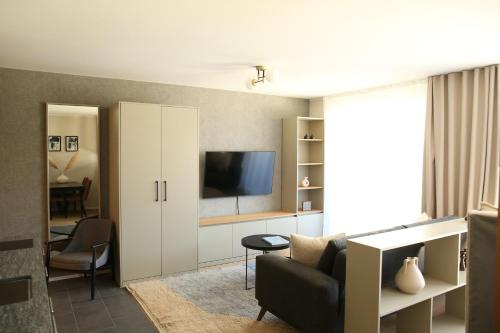 Uma TV ou centro de entretenimento em Lamira - Serviced Apartments