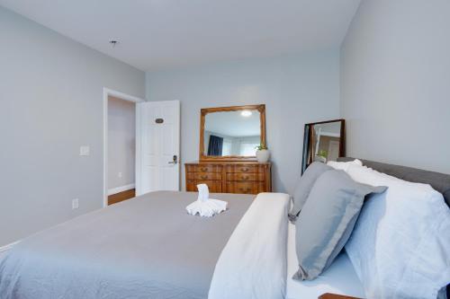 Boston Queen Bedroom में एक कमरे में एक या कई बेड