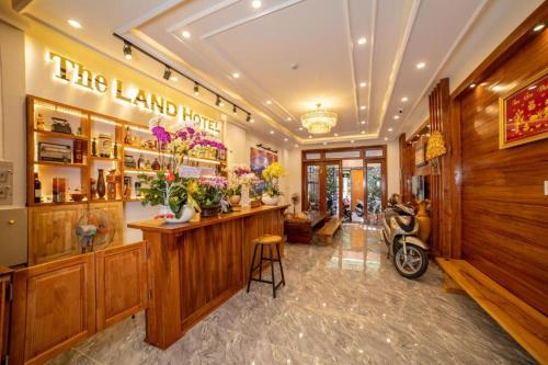 een winkel lobby met een bloemenwinkel met een scooter bij The Land Hotel & Apartment in Vung Tau