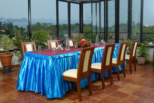 mesa con sillas y mantel azul en Hotel Aiswarya, en Kochi