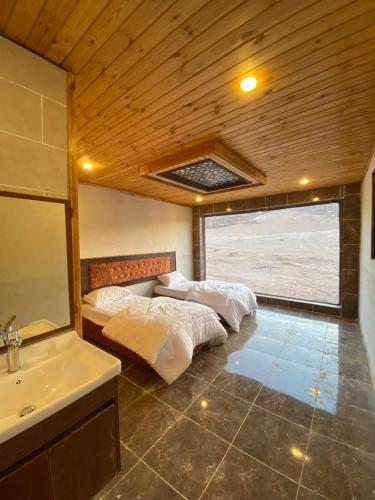 Кровать или кровати в номере Desert Jewel Camp