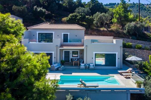 A piscina localizada em Villa Politimi Luxury Retreat ou nos arredores