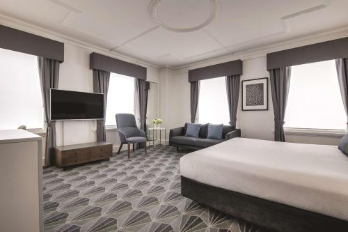 Телевизия и/или развлекателен център в The Savoy Hotel on Little Collins Melbourne