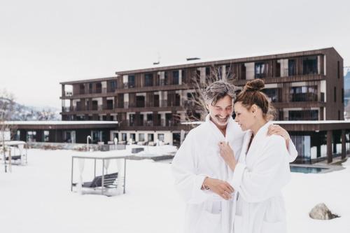 ブルーニコにあるHotel Rudolfの白衣男女