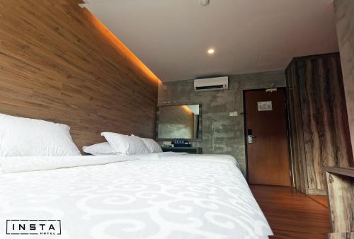 Tempat tidur dalam kamar di Insta Hotel JB