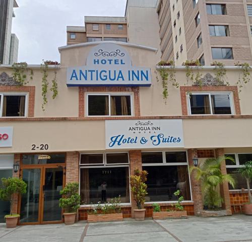 une enseigne d'auberge antigua sur le côté d'un bâtiment dans l'établissement Antigua Inn Hotel, à Guatemala