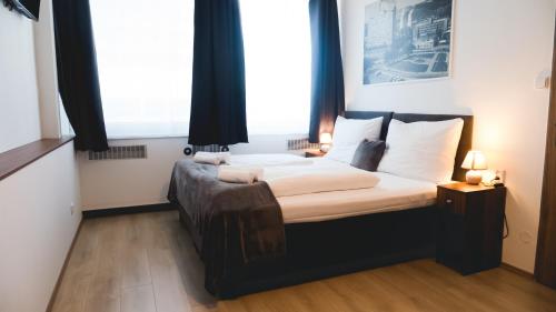 Una cama o camas en una habitación de Hotel U Ševce