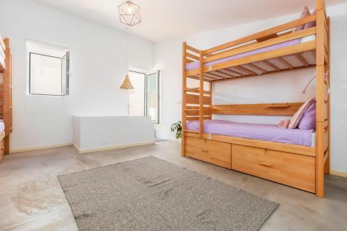 een slaapkamer met een stapelbed en een badkamer bij Female Hostel in Faro