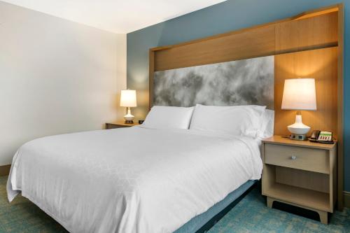 Holiday Inn Orlando – Disney Springs™ Area, an IHG Hotel 객실 침대