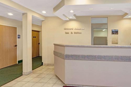 The lobby or reception area at Red Lion Inn & Suites Elk Grove Village