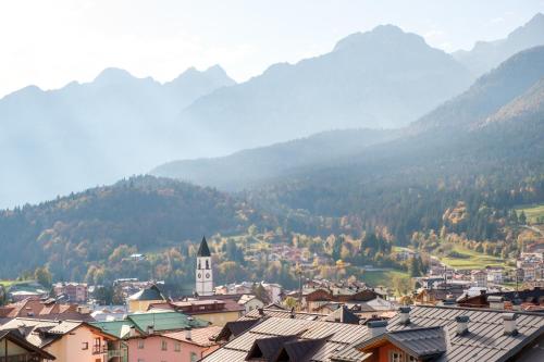 Blick auf eine Stadt mit Bergen im Hintergrund in der Unterkunft La Dila Dolomiti Mountain Lodge in Andalo