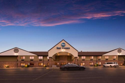 um hotel com um carro estacionado num parque de estacionamento em Best Western Kendallville Inn em Kendallville