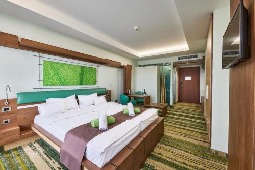 Tempat tidur dalam kamar di Vital Hotel Nautis