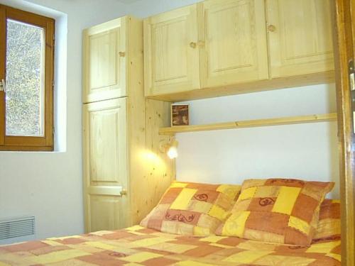 una camera con letto e armadi in legno di Appartement de standing au pied des pistes a Morzine