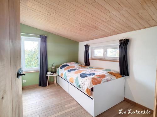 - une chambre avec un lit et 2 fenêtres dans l'établissement Holiday home le Lurçon et la Lurcette, à Libin