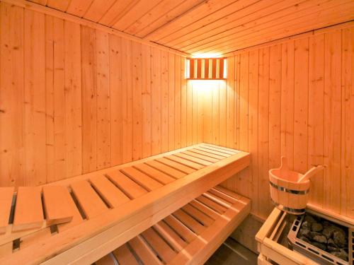 een houten sauna met een bank erin bij Apartment Müritz Ferienpark Röbel-6 by Interhome in Röbel