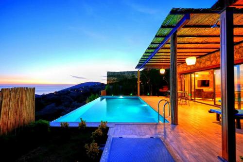 สระว่ายน้ำที่อยู่ใกล้ ๆ หรือใน 2 Bedroom Private Villa with great sea view