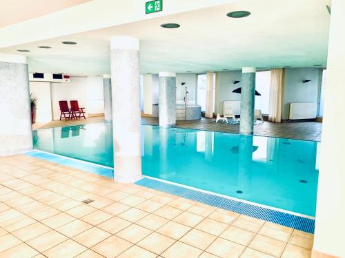 Baseinas apgyvendinimo įstaigoje City view Wellness Apartment swim&steam&relax arba netoliese