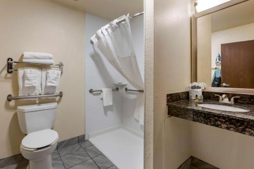 Un baño de Best Western Airport Albuquerque InnSuites Hotel & Suites