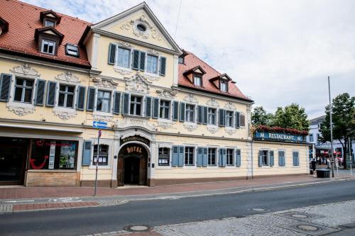 un gran edificio al lado de una calle en Altstadthotel Messerschmitt, en Bamberg