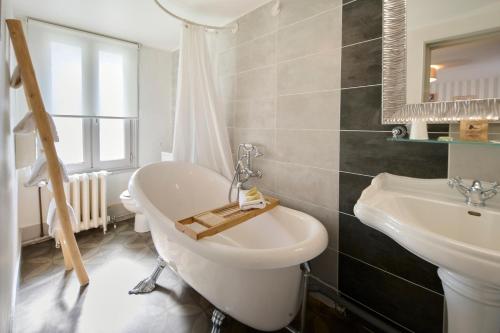 bagno con lavandino, servizi igienici e specchio di The Originals Boutique, Hôtel La Colonne de Bronze, Saint-Valéry-sur-Somme a Saint-Valéry-sur-Somme