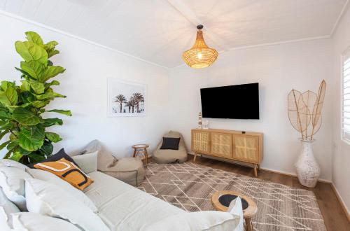 A television and/or entertainment centre at Sea Breeze Cottage - oceanstays