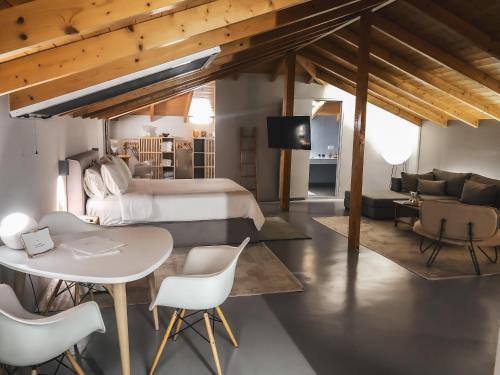 um quarto com uma cama, uma mesa e cadeiras em API Projects Nafplio - Superior Loft em Nafplio