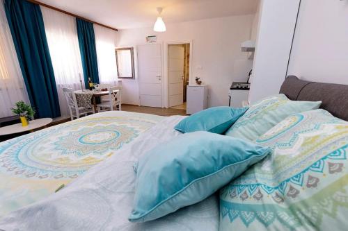 una camera da letto con un letto con cuscini blu di Holiday Spa House Kostanjevec a Velika Gorica