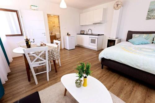 una camera con letto e tavolo e una cucina di Holiday Spa House Kostanjevec a Velika Gorica