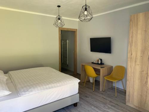 una camera con letto, scrivania e TV di Hotel pod Kapličkou a Malá Morávka