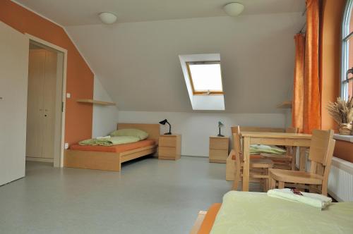 Una cama o camas en una habitación de Hostel Lípa - Továrna