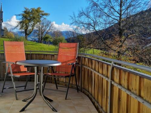 - un balcon avec vue doté de 2 chaises et d'une table dans l'établissement Kaufhold Ferienwohnung, à Immenstadt