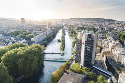 una vista aérea de un río en una ciudad en Zurich Marriott Hotel, en Zúrich