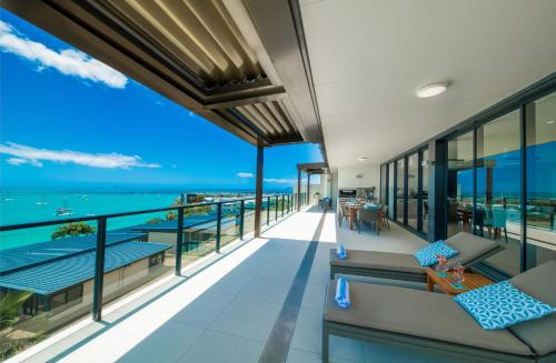 una vista sull'oceano dal balcone di una casa di 180 Degrees a Cannonvale