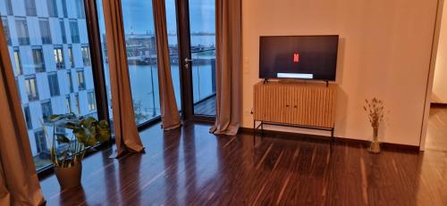 Televizorius ir (arba) pramogų centras apgyvendinimo įstaigoje Homey Apartments Harbor Suite - Parking Two Bathrooms Netflix Sea view