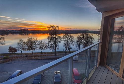 Vom Balkon eines Hauses genießen Sie Seeblick. in der Unterkunft LakeView in Lyck