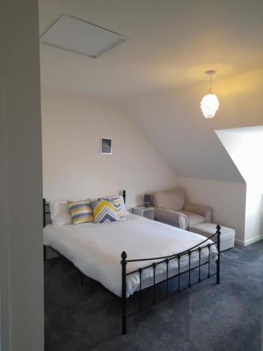 una camera con letto e divano di Spacious Ensuite King Room Private Neighbourhood Free Parking Space a Oldham