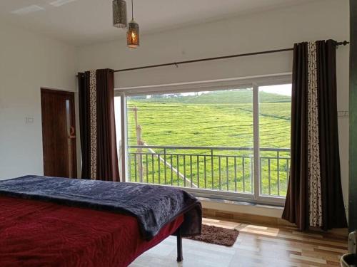 Кровать или кровати в номере Tea Estate view stay