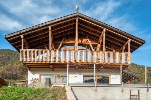 una casa in legno con balcone sopra di Zu Grof Morgenrot a Castelrotto