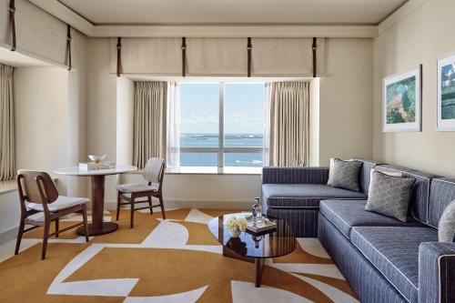 Svetainės erdvė apgyvendinimo įstaigoje Four Seasons Hotel Miami