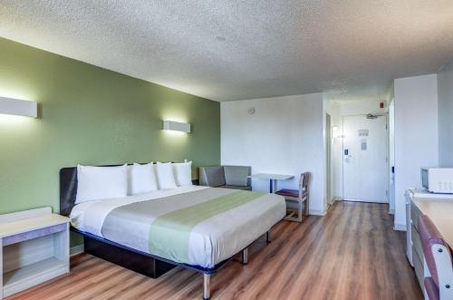 Rúm í herbergi á Motel 6-Greenwood Village, CO - Denver - South Tech Center