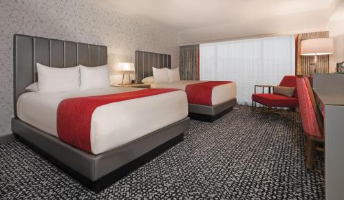 een hotelkamer met 2 bedden en een bureau bij Flamingo Las Vegas Hotel & Casino in Las Vegas